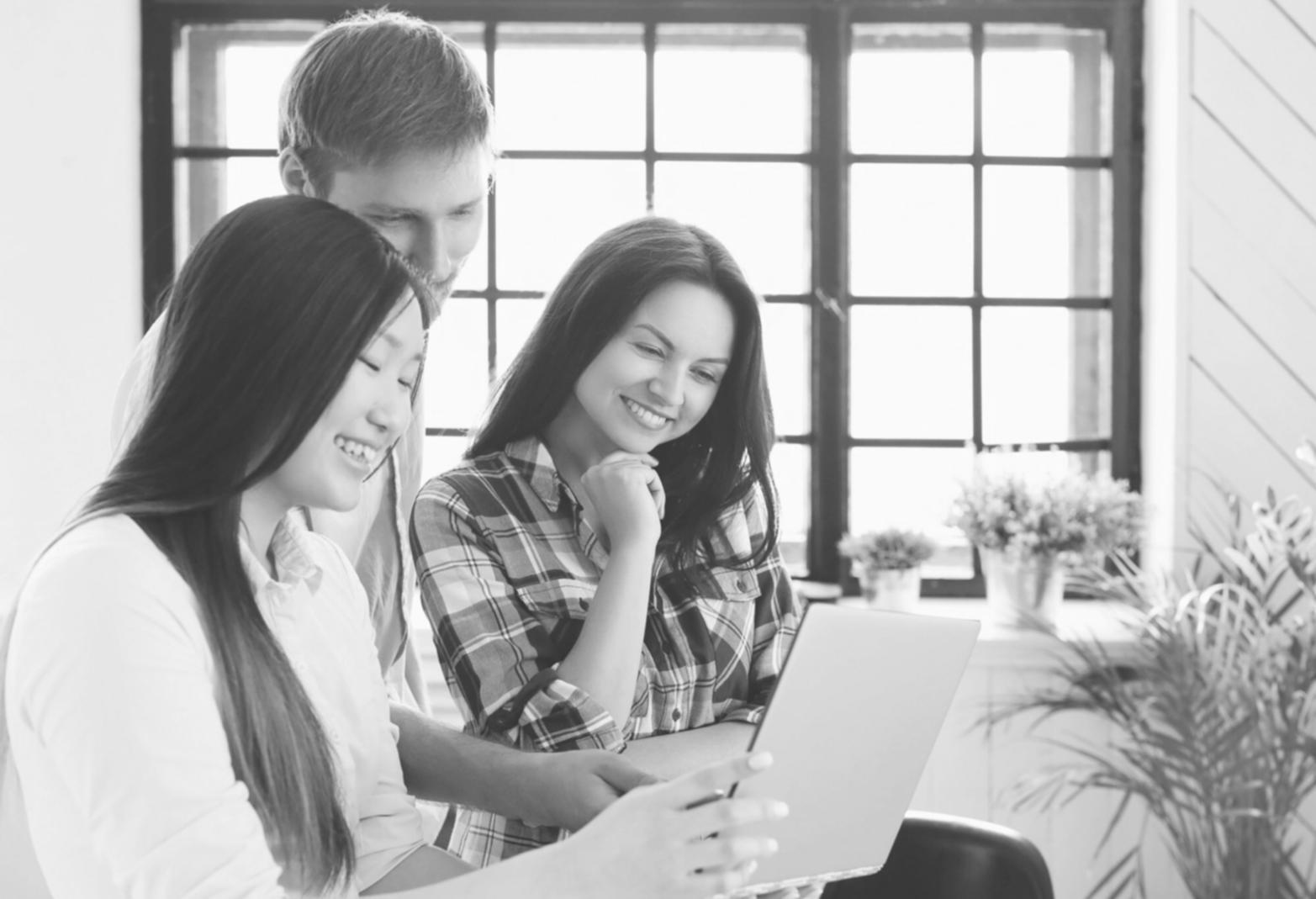 Estudiante trabajando con flexibilidad horaria en formación financiera